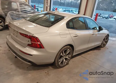 2024 Volvo S60 B5 Plus Dark Theme z USA, uszkodzony, nr VIN 7JRL12TL6RG317749